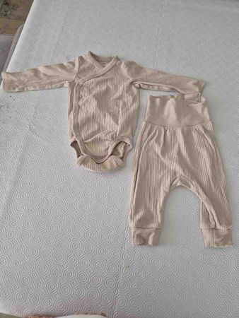 Baby Strampler und Body Grösse 62 beige Rippstrick