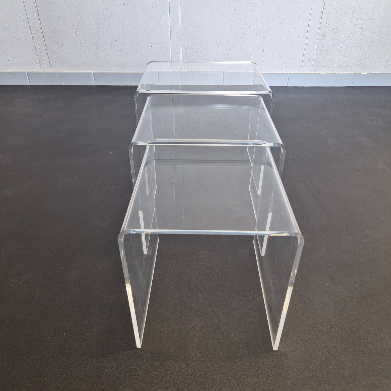 Tische: 3er Set 1980 Plexiglas Acryl Coffee-Table Beistelltisch – Gebraucht aus Nottwil von Wondewa-Shop 2