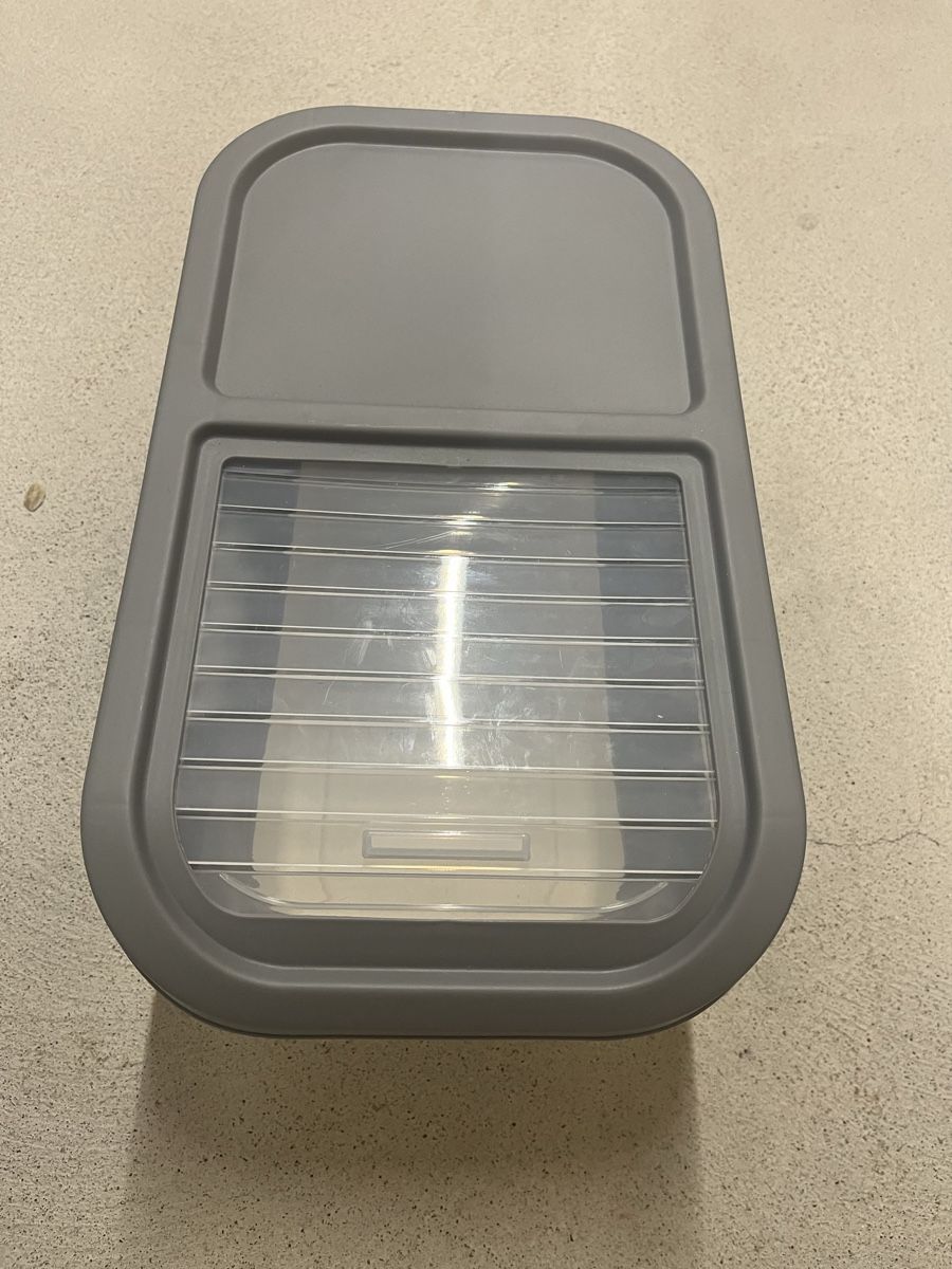 Behälter & Ähnliches: Tierfutterbox / Katzenfutter / Hundefutter – Gebraucht aus Basel von yaw_t2cm