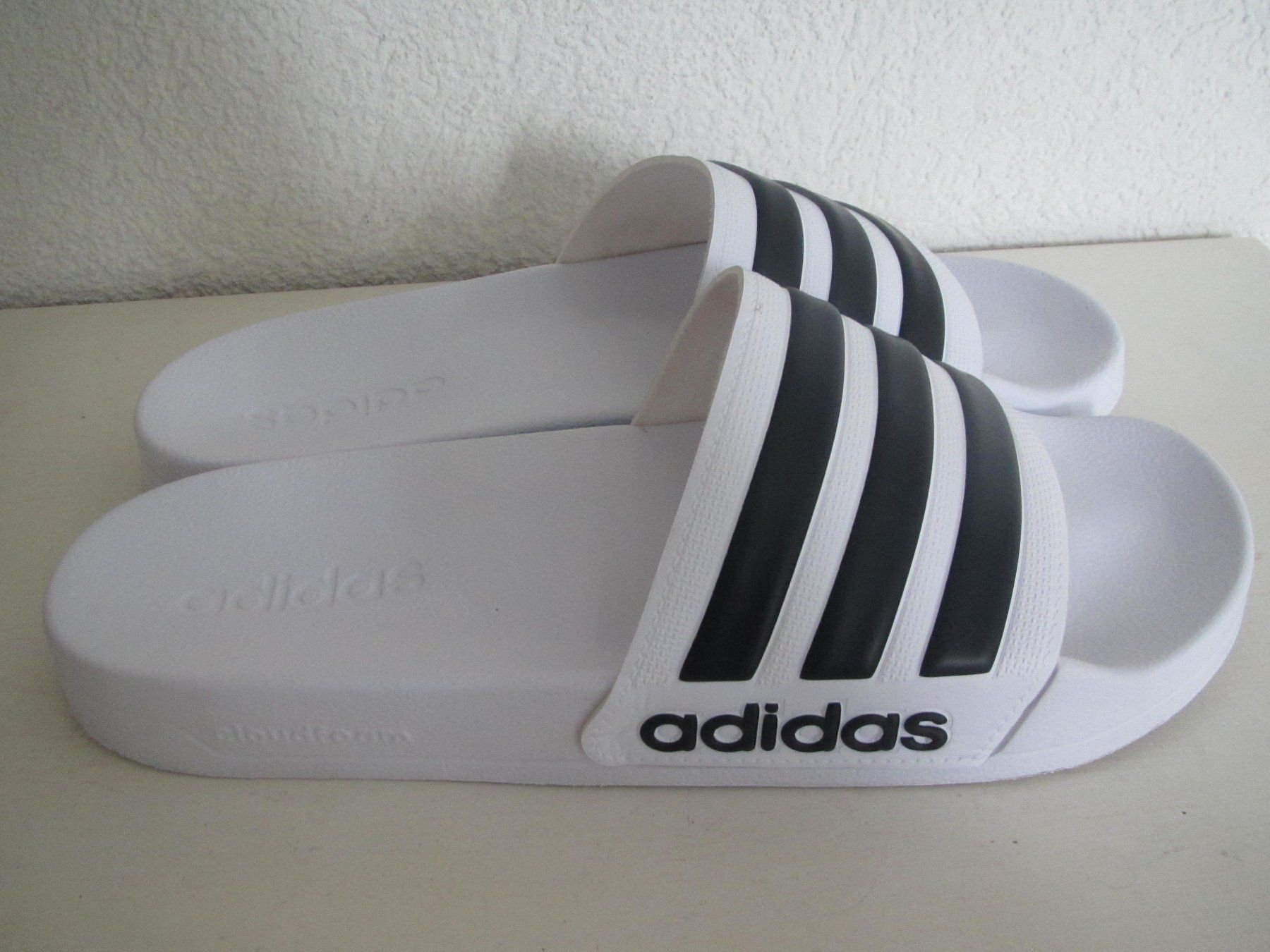 Adidas Herrenschuhe: CHAUSSURES DE BAIN ADILETTEN 42 – Neu (gemäss Beschreibung) aus Murten von Selliot