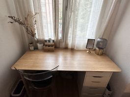 Schreibtisch aus Holz mit Schubladen