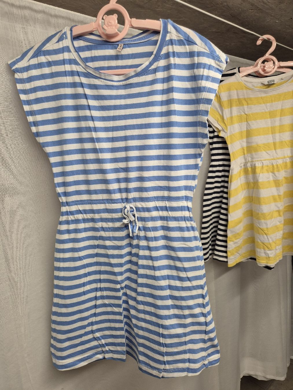 Only Lotti & Set di vestiti: 3 Sommerkleider Gr. 122/128 mit Ärmeli – Usato da Wil SG venduto da Rena-Mija 1