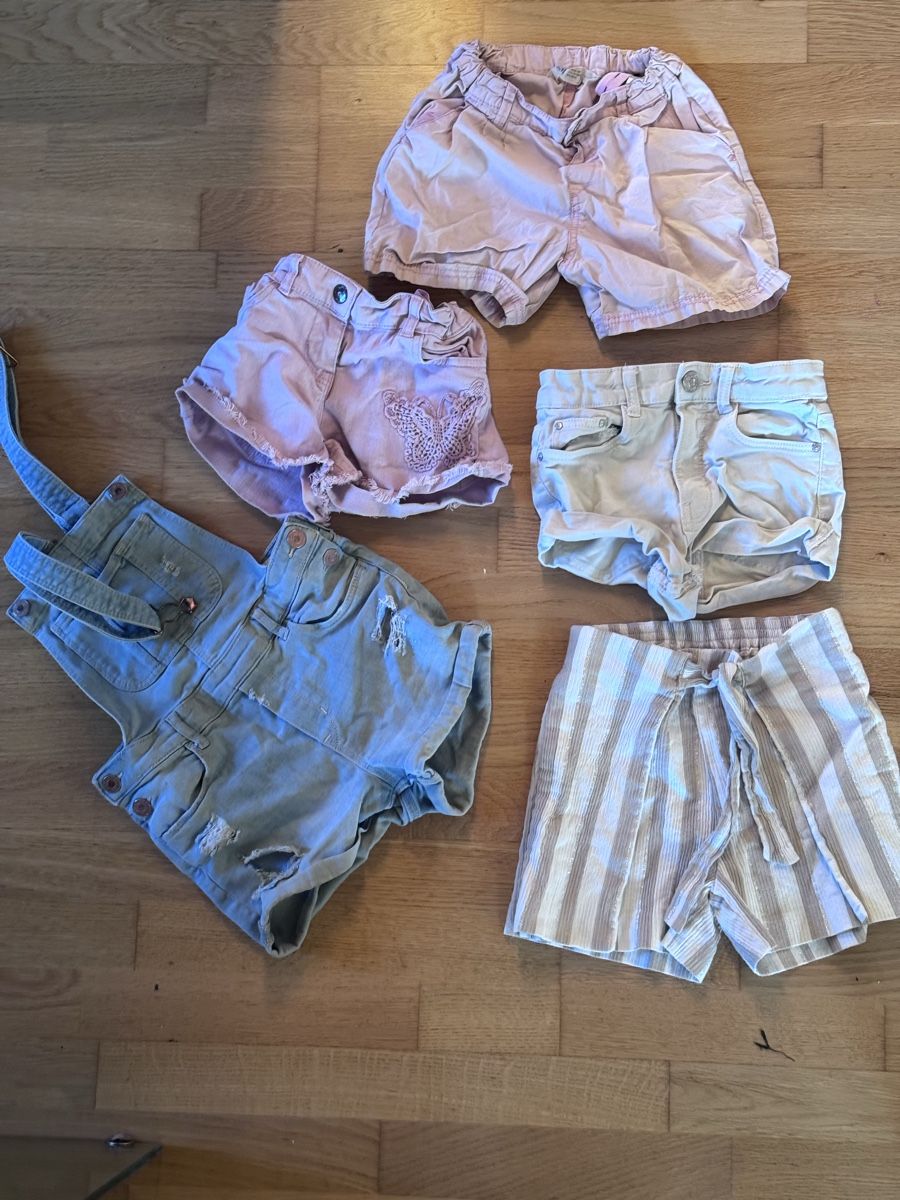 Pantaloni: 5 Mädchen Shorts 122/128 – Usato da Wädenswil venduto da dorodi