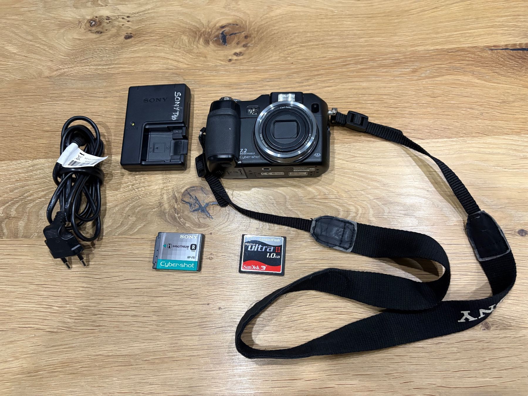 Sony Kamera: Sony Cyber-shot DSC-V3 - Digital camera - compact - 7.2 MP – Gebraucht aus Lausen von sen_jm7c