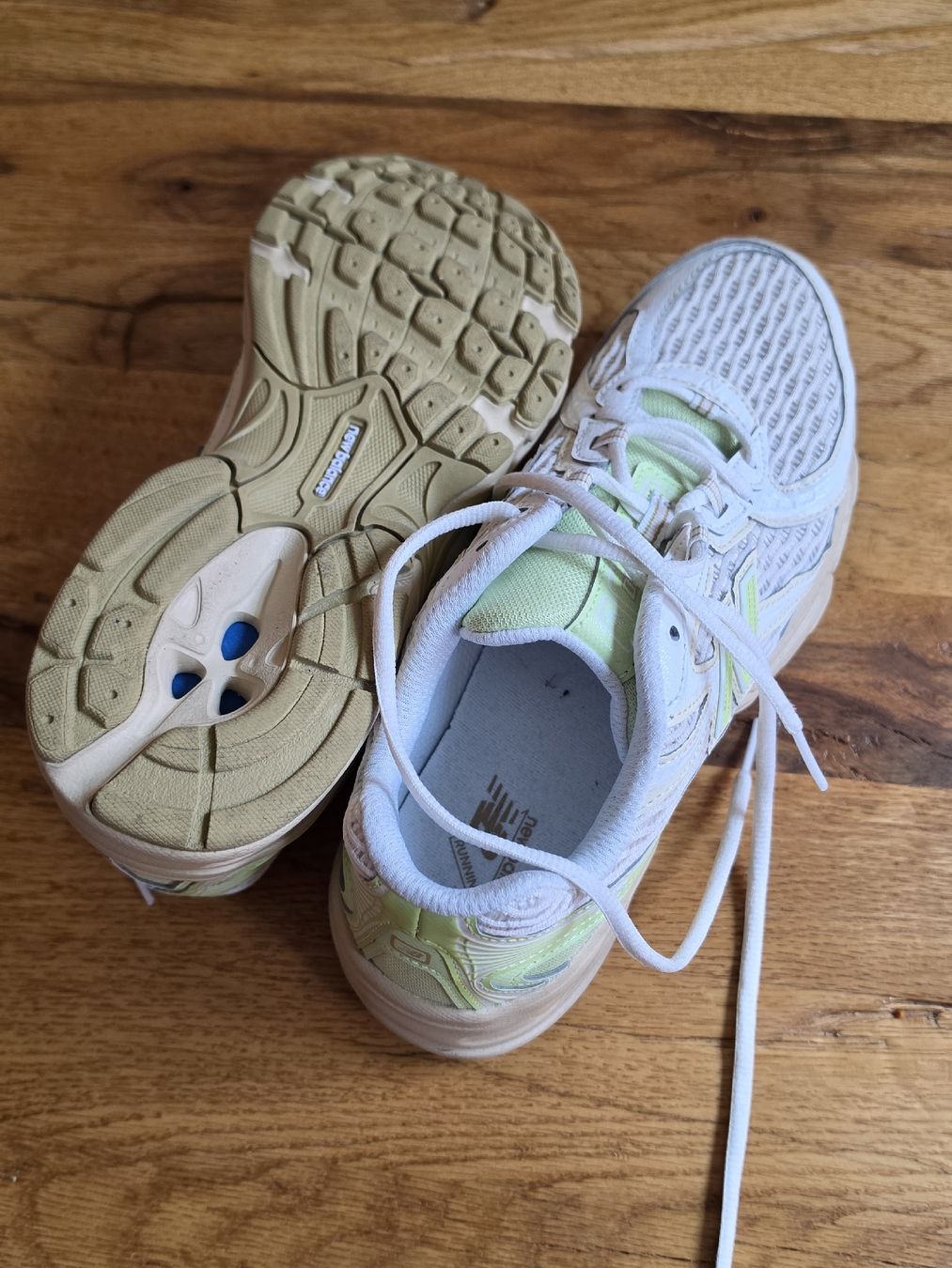 New Balance Scarpe da uomo: New Balance, beige-grün – Nuovo (secondo la descrizione) da Safenwil venduto da Flaboenel 1