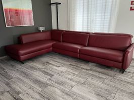 Ecksofa mit zwei elektrisch verstellbar Relaxfunktionen.