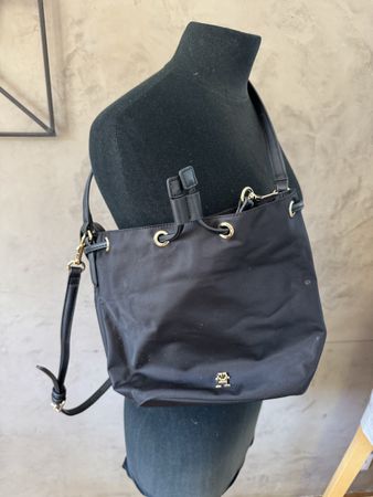 Sac Tommy Hilfiger noir, parfait pour l'automne.