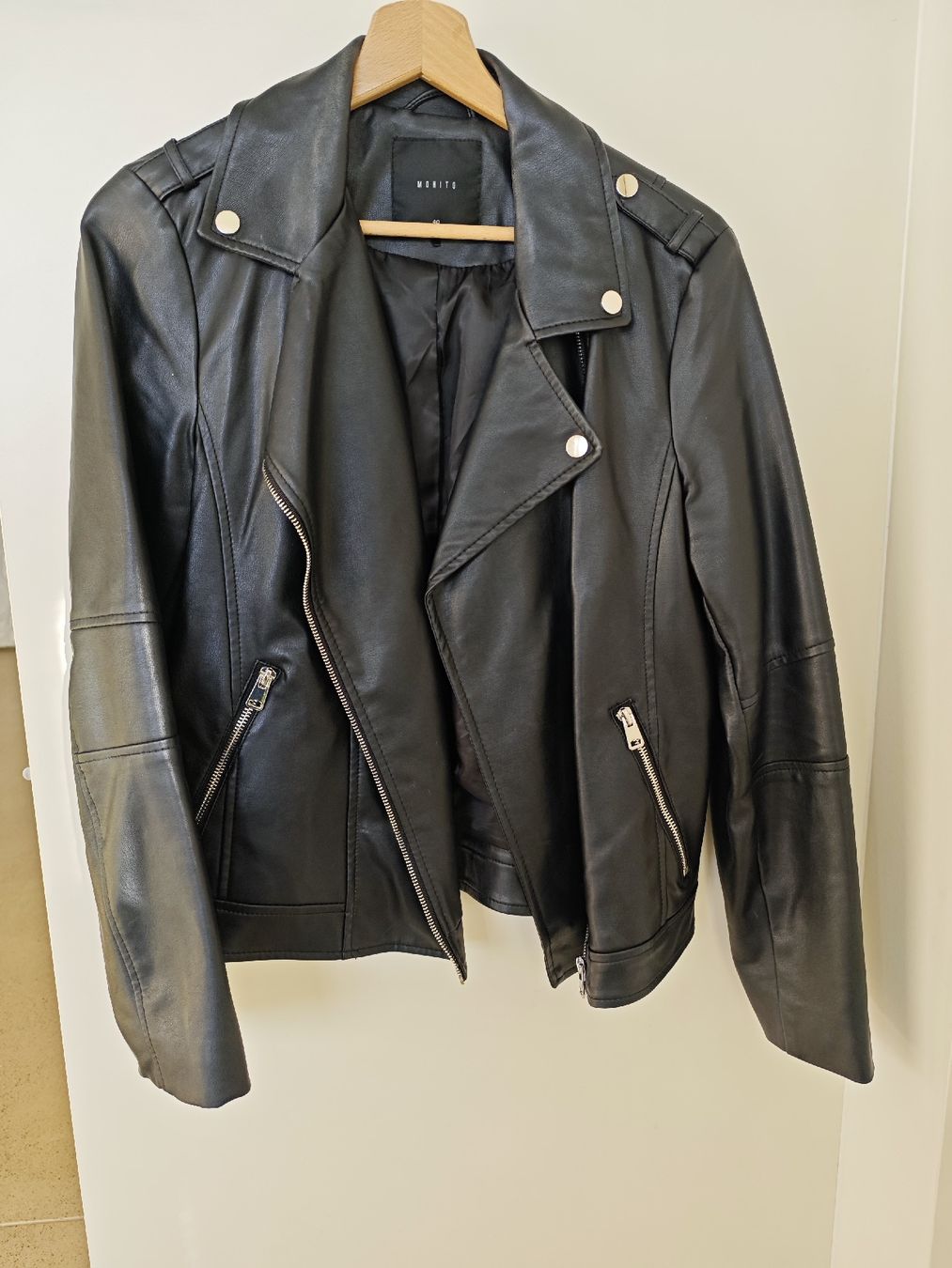 Giacche: Stylish Black Leather Jacket Mohito Gr. 40 – Nuovo (secondo la descrizione) da Zürich venduto da alu_dzr7 9
