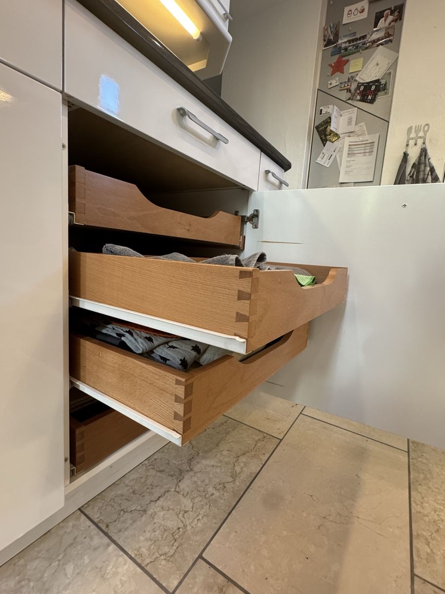 Cucine complete: Küche weiss hochglanz, Küchenplatte Granit schwarz  – Usato da Kirchberg SG venduto da Tex-9500 2