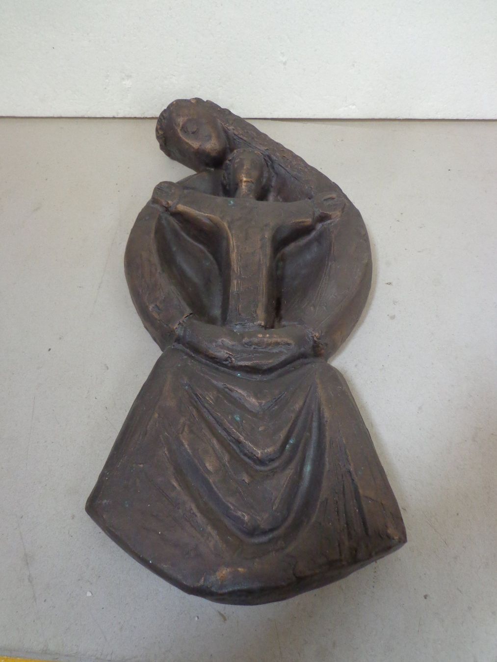 Statuette: Bronzefigur Mutter mit Kind – Usato da Zofingen venduto da goezi