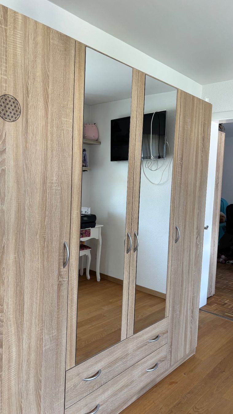 Conforama Armadi: Kleiderschrank Eicheoptik hell mit Spiegeln 4 Türen – Usato da Worb venduto da jon_8wpq 5
