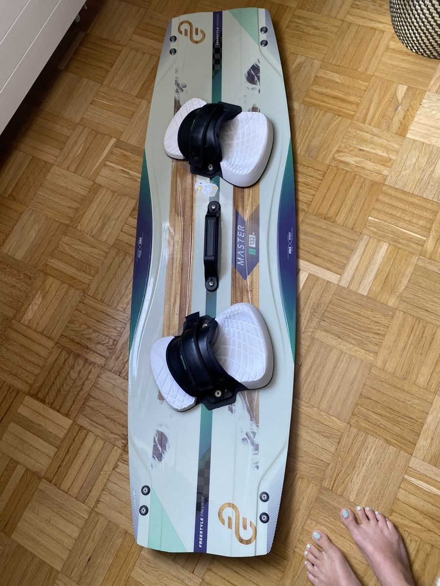 Aquilone: Eleveight Master S Kite Board 132 Yeti Kiteboarding Binding – Usato da Zürich venduto da Lin_z8dk 3
