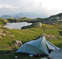 Trekking-Zelt mit Rucksack, Kocher, Matte, Wasserfilter