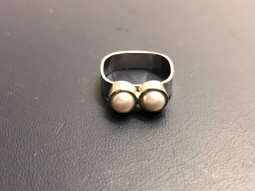 Anelli: Damenring mit zwei Perlen aus 18 Karat Weissgold Au 750 – Usato da Bern venduto da bombich