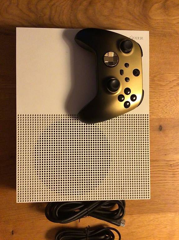 Microsoft Console: Xbox One S mit Kabeln, Controller + 6 Spiele – Usato da Wabern venduto da jdi_926w