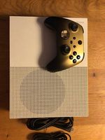 Xbox One S mit Kabeln, Controller + 6 Spiele