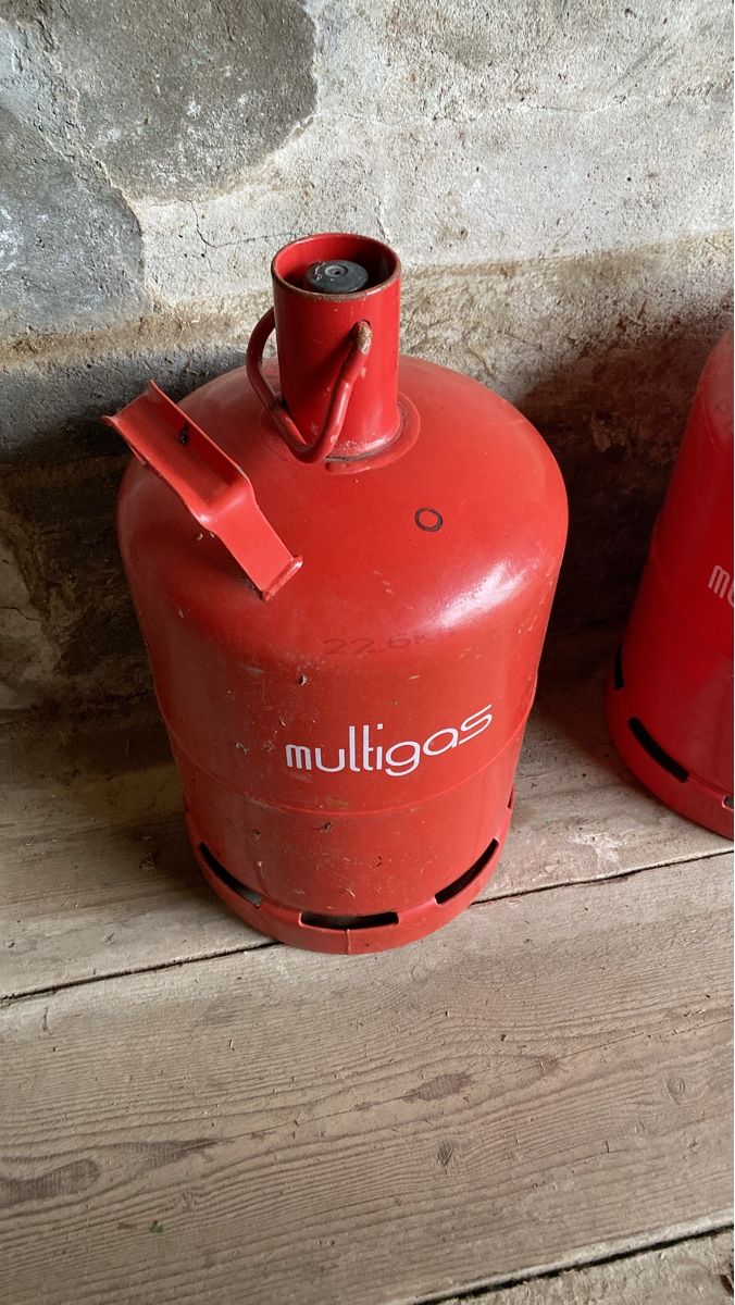 Apparecchiature e tecnologia a gas: 2 Multigas Gasflaschen rot 22.5kg gebraucht – Usato da Wolhusen venduto da Amarello0