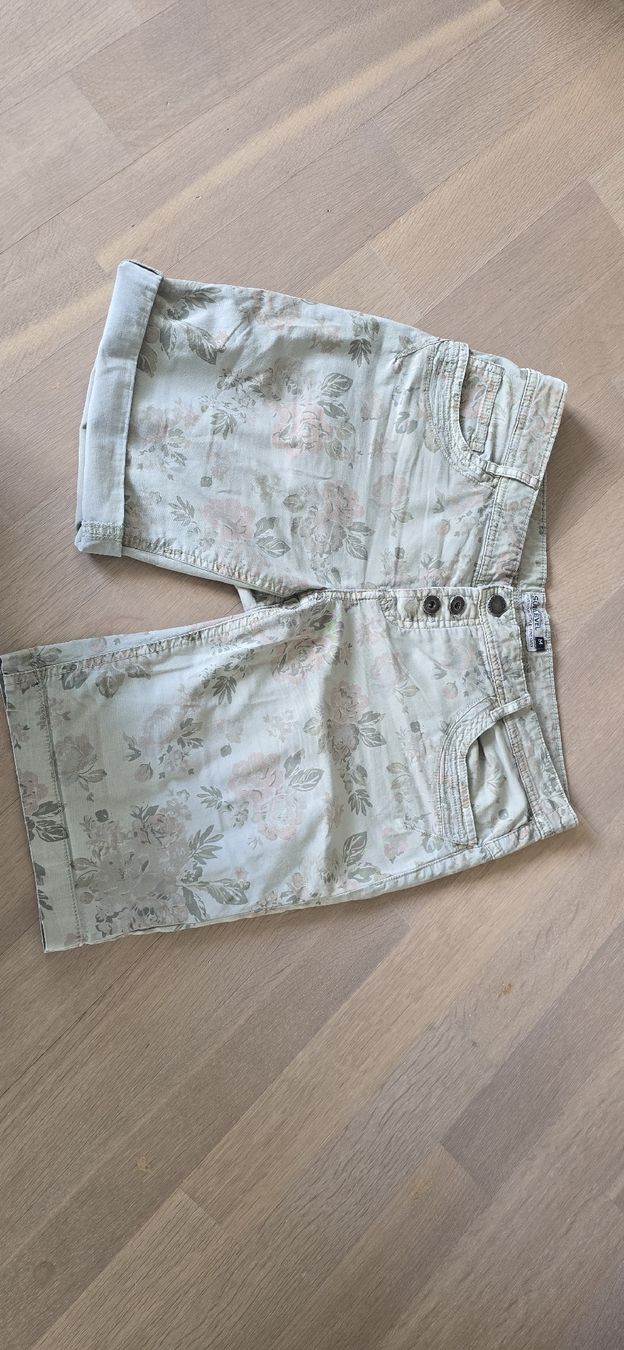 Pantaloni: Sommerliche Sublevel Shorts, Grösse M, Blumenmuster! – Usato da Amlikon-Bissegg venduto da Schnuefeli4
