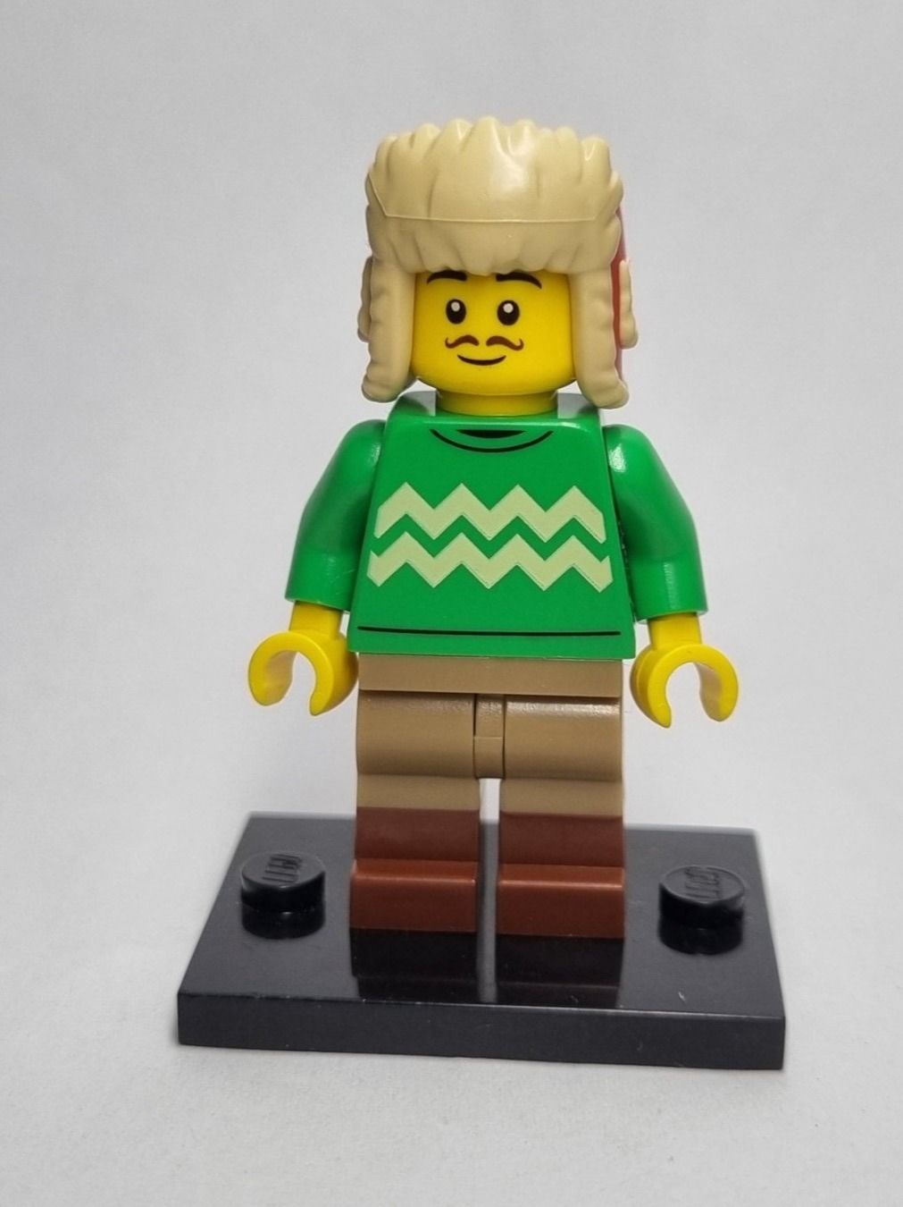 Lego Kit di costruzioni: LEGO BAM Late 2023 Winter Guy with green pullover – Nuovo (secondo la descrizione) da Basadingen venduto da NekoBricks