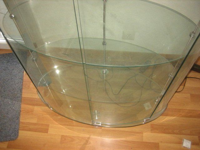Vitrinen: Glasvitrine oval mit Ablagen – Gebraucht aus Winterthur von pf02 2