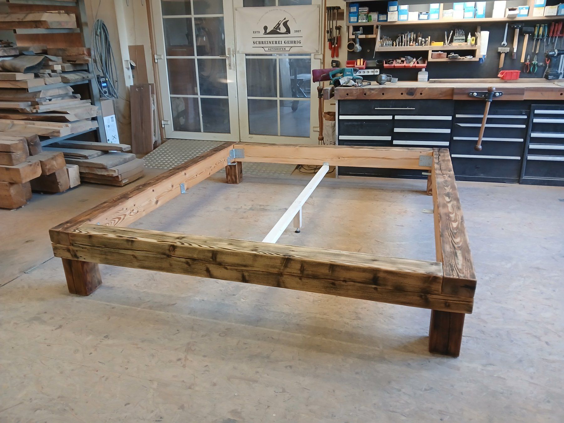 Betten: Balkenbett aus Schweizer Altholz rustikal 180x200cm – Neu (gemäss Beschreibung) aus Altishofen von Rossi464