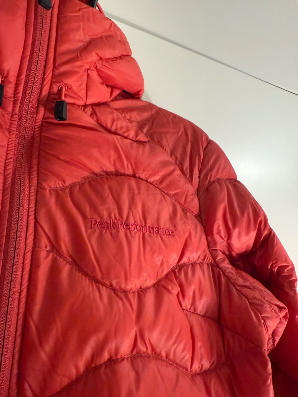 Giacche: Helium Down Hood Jacket Women - Peak Performance – Usato da Zürich venduto da SEDRAEN 1