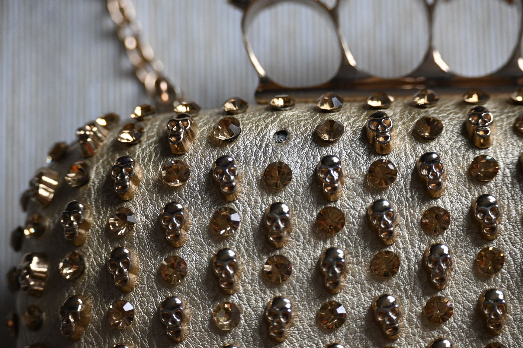 Taschen für Damen: Clutch mit Totenkopf-Ringen 💀✨ – Gebraucht aus Horw von kse_cmd6 1