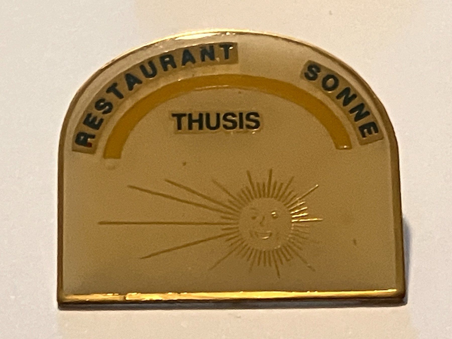Placchette & Badge: 1 Pin Restaurant Sonne Thusis – Usato da Basel venduto da djwwpp