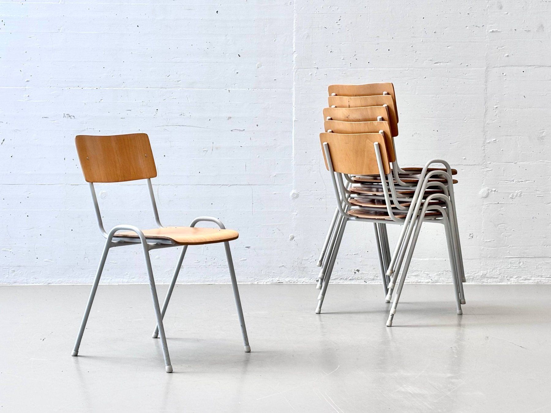 Sedie: Retro Stapelstühle mit weissem Gestell – Usato da Zürich venduto da LeMoege