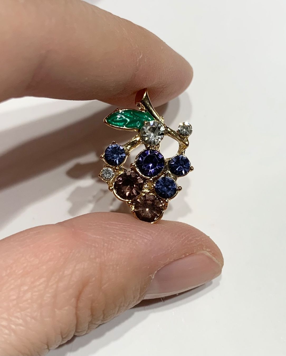 Spille & Fermagli: Brooch - Grape - blue – Nuovo (secondo la descrizione) da Basel venduto da lau_982w 1