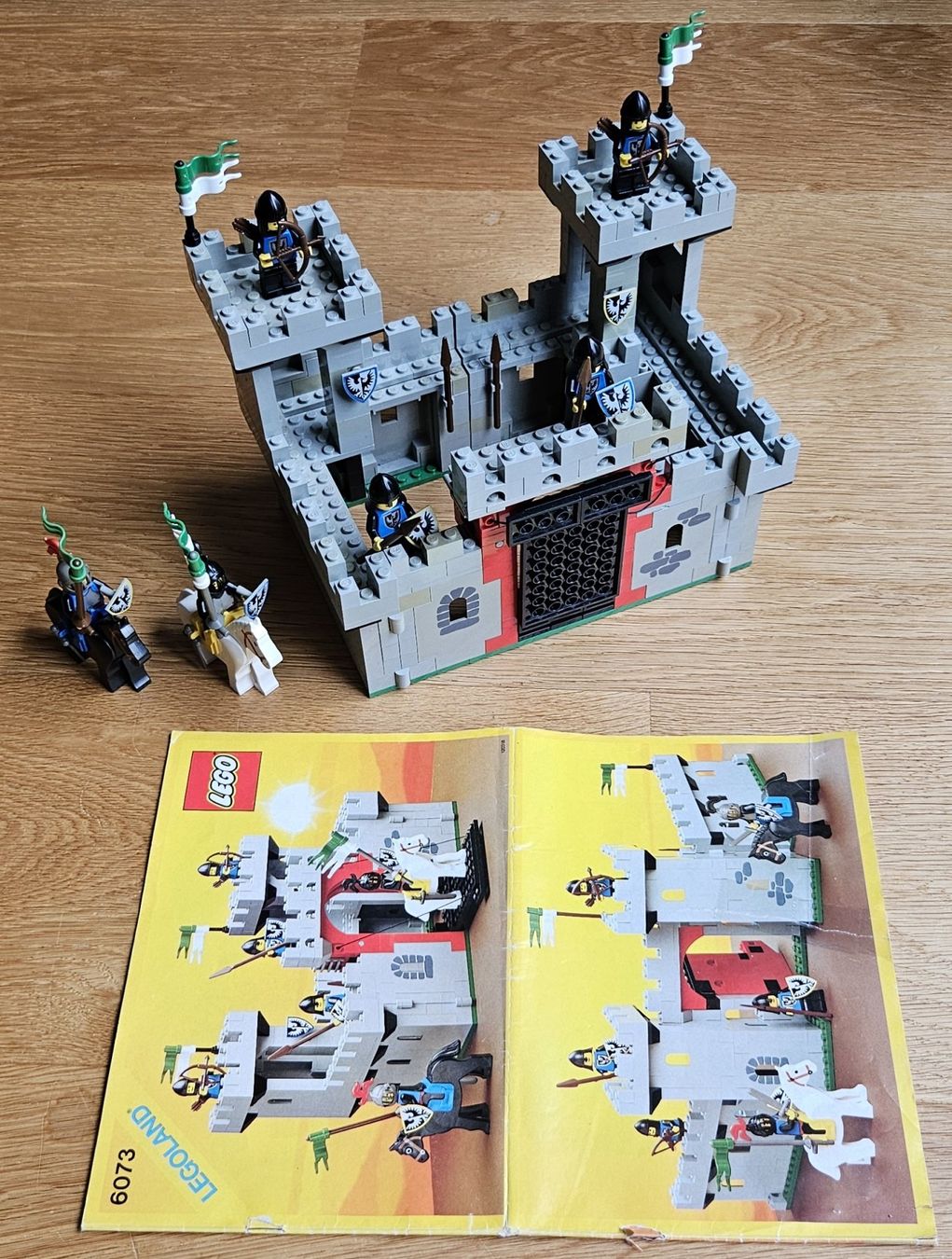 Lego Ritter 6073 - Schloss der Schwarzen Falken (1984) (Gebraucht) in ...