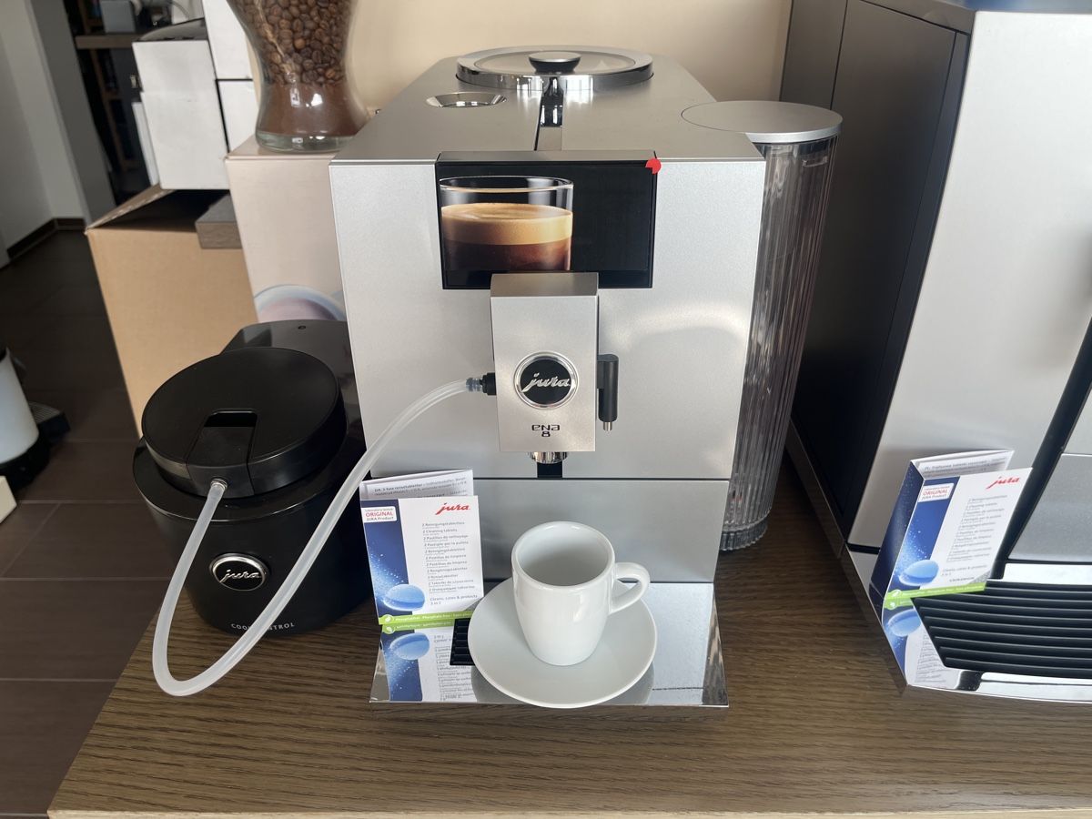 Jura Macchine per caffè & Macchine per espresso: Jura ENA8 ab Service mit Garantie – Usato da Root venduto da EH.Kaffeemaschinen
