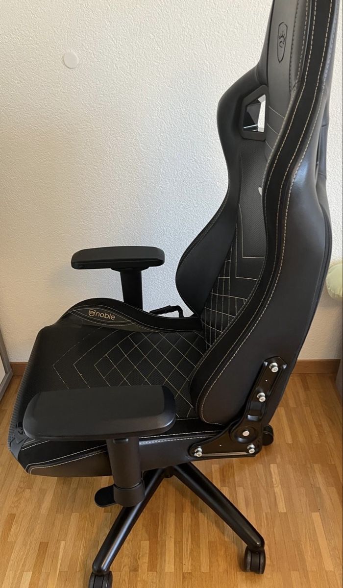 Noblechairs Sedie: Gamingstuhl von Noblechairs Epic – Difettoso da Hettlingen venduto da AumSp 2