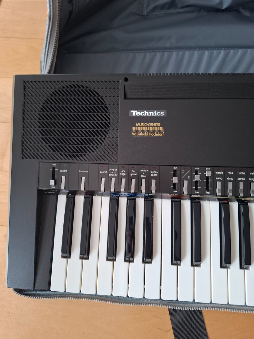 Strumenti musicali: elektrische Orgel mit Zubehör – Usato da St. Niklausen LU venduto da Kamelo 3