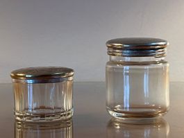 2 antike Gläser mit silbernen Deckeln