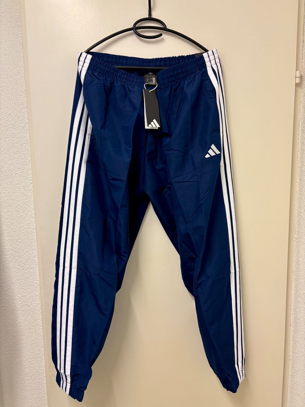 Adidas Pantaloni: Adidas Trainingshose – Nuovo e nell'imballaggio originale da Zürich venduto da mc_mike77