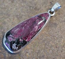 Eudialyt Anhänger in Silber / Handgemacht