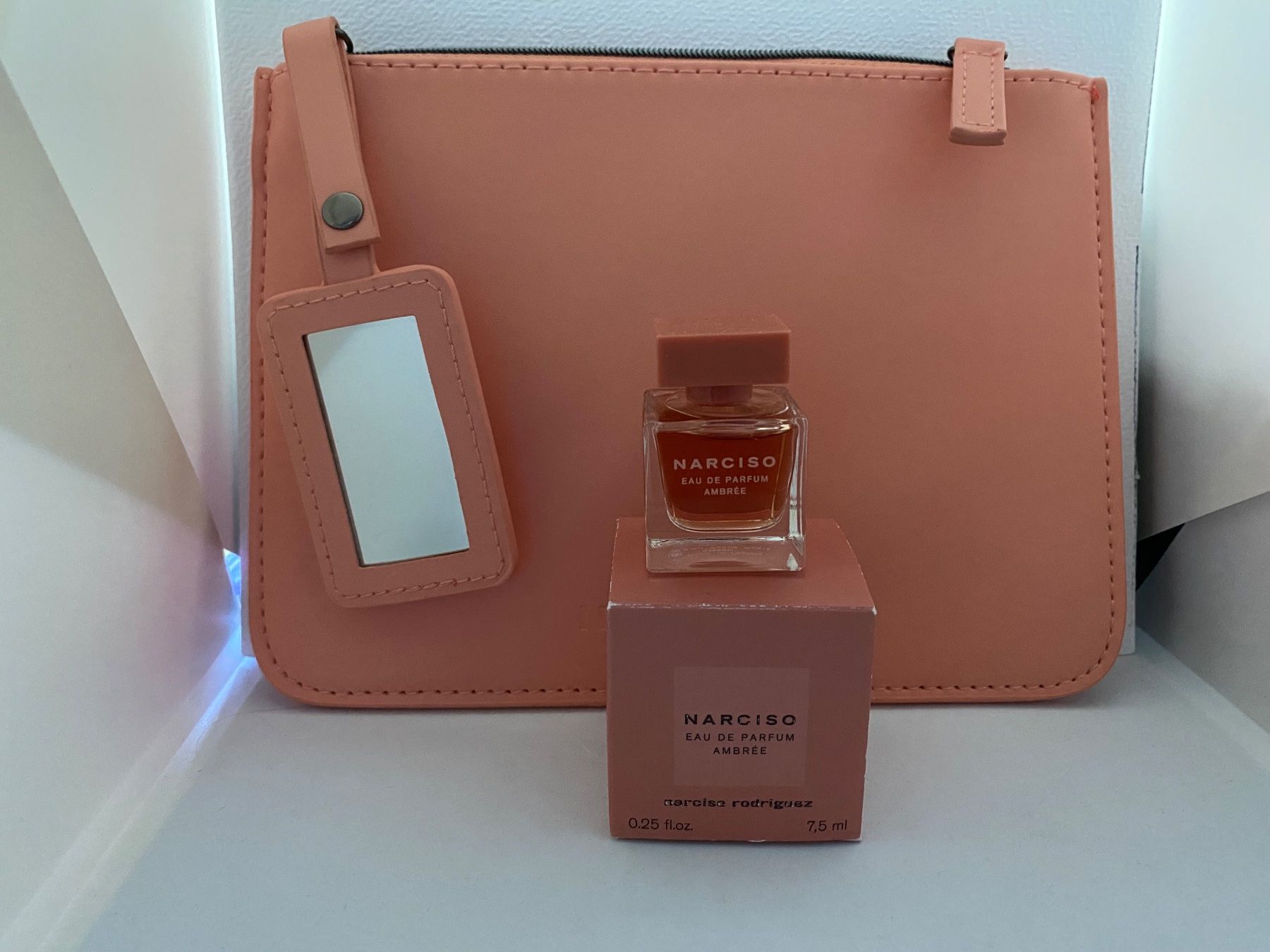 Narciso Rodriguez Profumi & Eau de Toilette: Miniature et trousse Narciso Rodriguez – Nuovo e nell'imballaggio originale da Bouveret venduto da wes_7zll