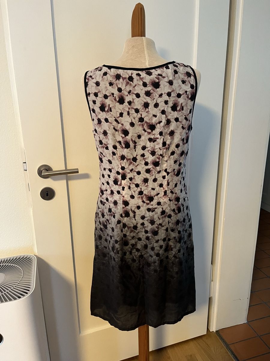 Kleider: Sommerkleid Blumenmuster Gr. 34 ärmellos – Gebraucht aus Zürich von Mrstm4 2