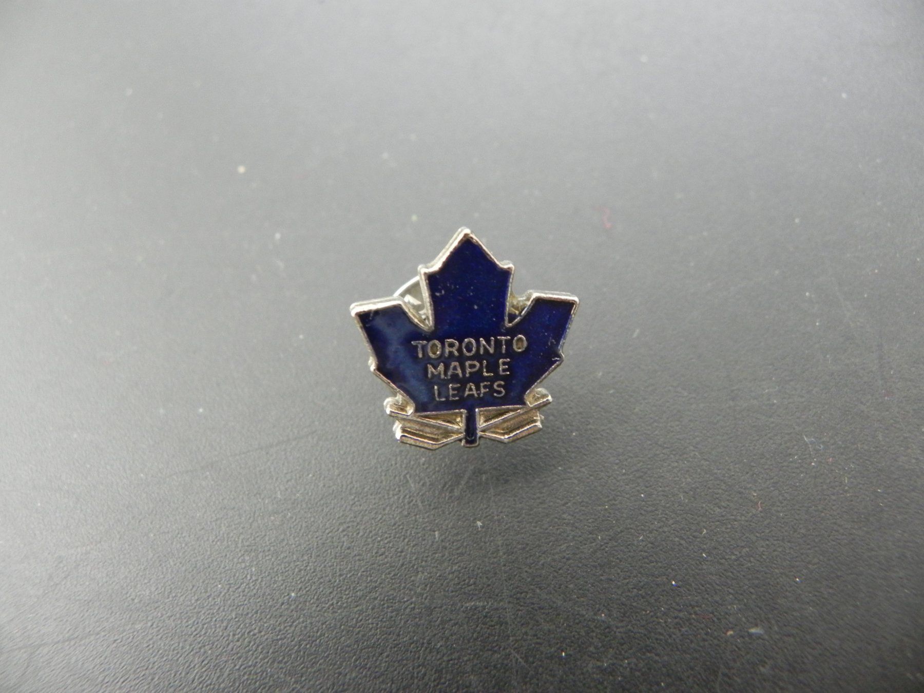 Broches & Aiguilles: Altes Eishockey Abzeichen NHL Toronto Maple Leafs – D'occasion à Biel/Bienne par Gogolozi