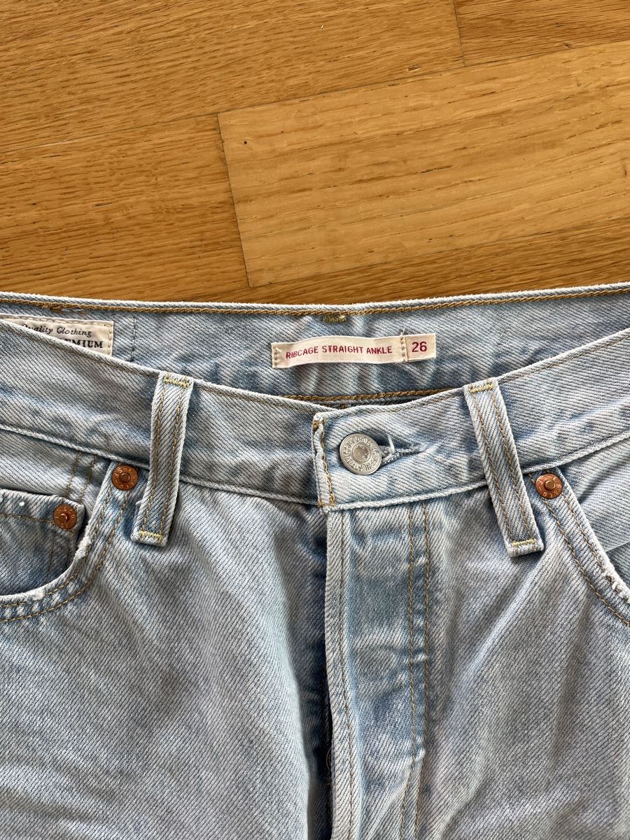 Levi's Jeans: Levi's Ribcage Straight Ankle Jeans, hellblau, Grösse 26 – Gebraucht aus Zürich von ufe_f5q5 1
