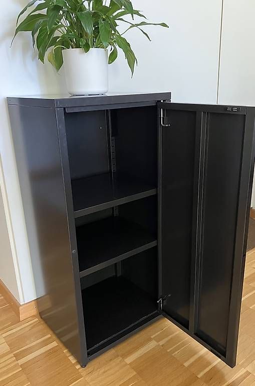 Ikea Armadi: Metallschrank – Usato da Zürich venduto da Ranuu 1