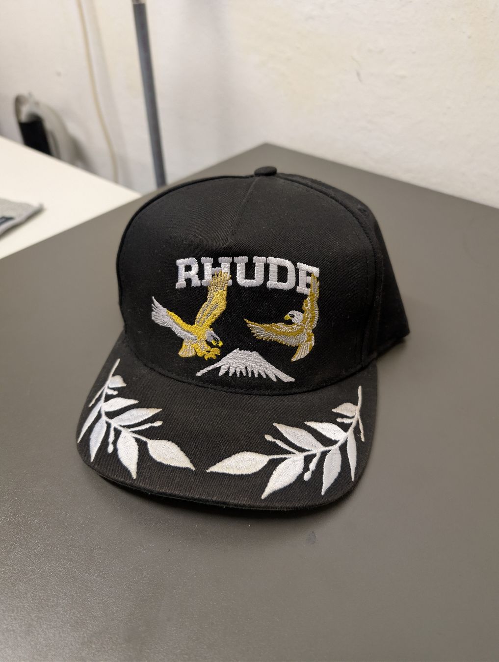 Chapeaux, bonnets & casquettes: Rhude Hat Black - Adjustable Snapback Cap – D'occasion à Zürich par Swizzler