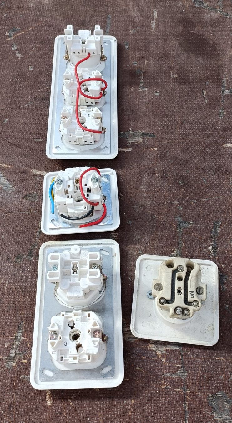 Interruttori: 4 Lichtschalter, teilweise mit Steckdose – Usato da Däniken SO venduto da thumbnail 1