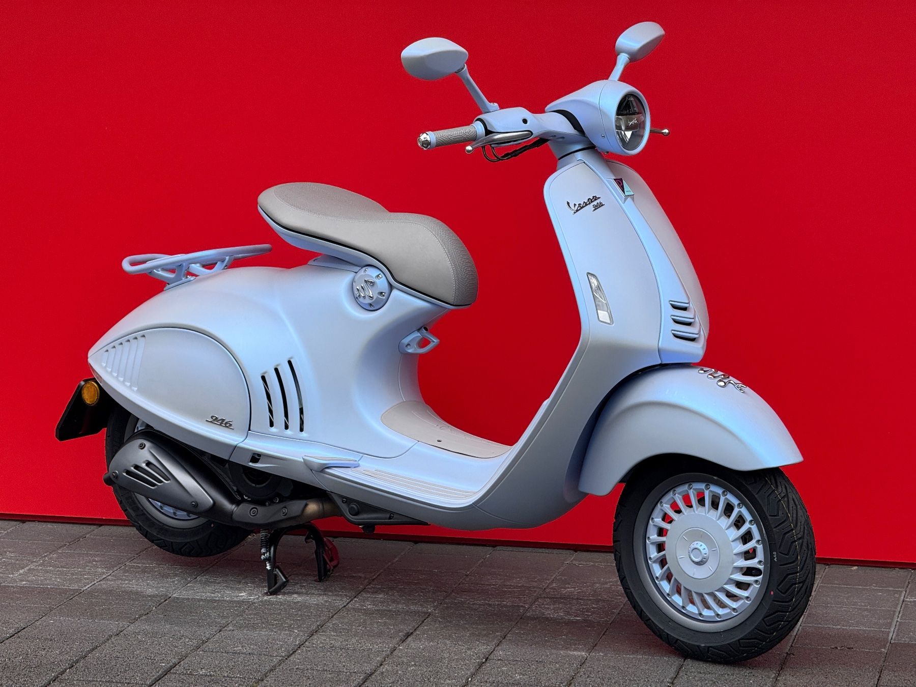 Vespa Scooters: Vespa 946 Snake – Neu und originalverpackt aus Meggen von leupimoto 1