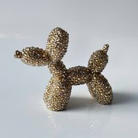 Dekorative Hundefigur mit goldfarbenen Strasssteinen