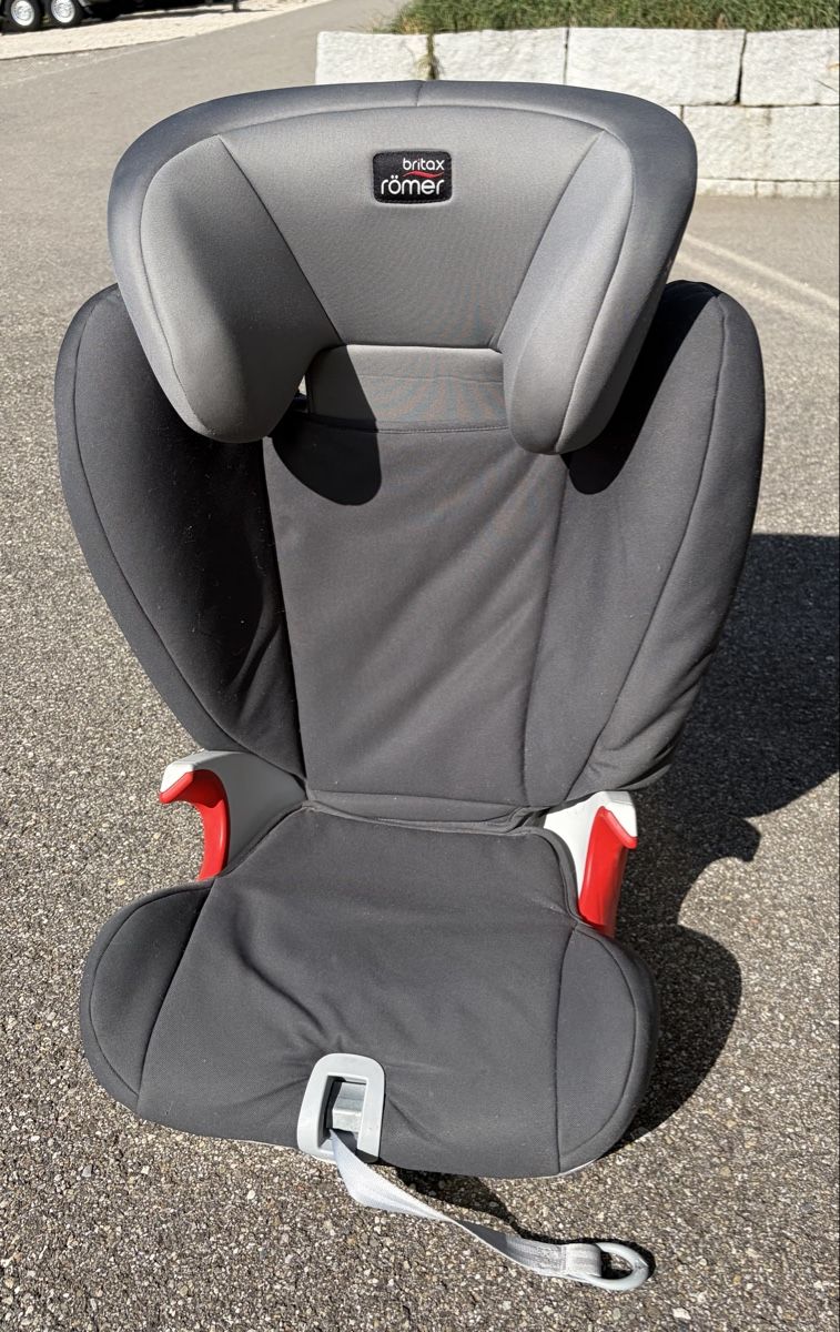 Britax Römer Sièges auto: Römer Britax Kindersitz  – D'occasion à Günsberg par Sus_Anne