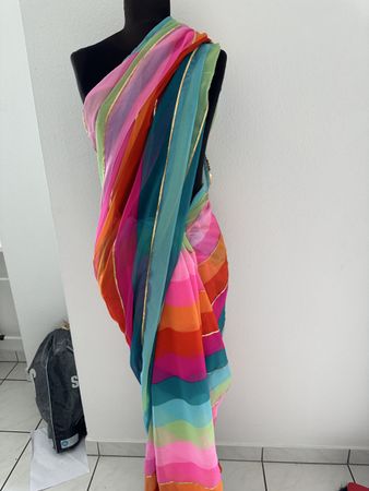 Sommerlicher Bollywood Saree, bunt, mit goldenen Details