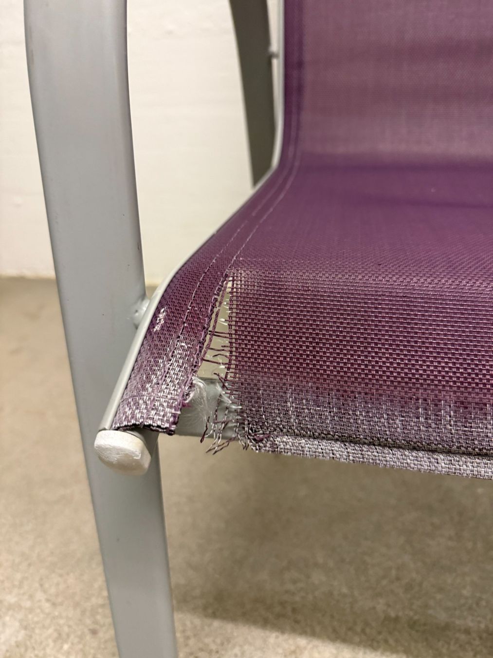 Sedie: 4 Stapelstühle violett Metall – Usato da Wettswil venduto da raphi00 1