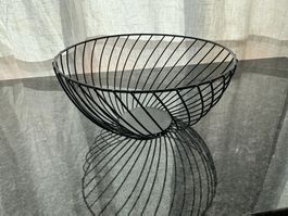 Schöne moderne Früchteschale aus Metalldraht, Schwarz